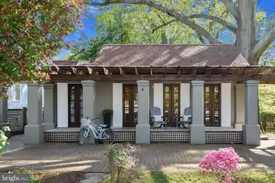 Image de Cozy cottage, Bayridge neighborhood for rent. 2 bedrooms, 1 1/2 bathrooms.