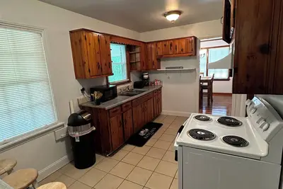 Image de Cozy up near the heart of Atlanta, pet friendly, and entire home to yourself!