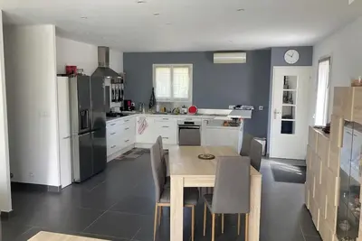 Image de Villa avec piscine entourée de verdure