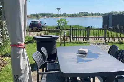 Image de Tiny house time-out with lake view. In Holland, quiet, comfortable, directly on the beach.