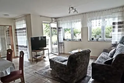 Image de Schöne Ferienwohnung mit Küche, Wohnzimmer, 2 Schlafzimmer, Terrasse und Garten