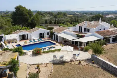 Image de Plongez dans l’authenticité de Menorca-Elegante Casa de Campo, 5 suites, piscine