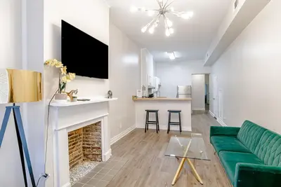 Newly Renovated Downtown Apartment in Historic District, Super Quiet & Walkable