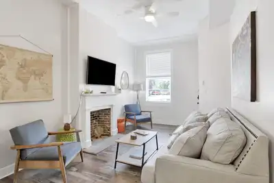 Image de Newly Renovated Downtown Apartment in Historic District, Quiet Street, Walkable\n