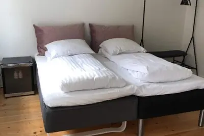 Image de 2 vær. lejlighed til 4 gæster dobbeltseng og køjeseng, tee køkken, bad og toilet