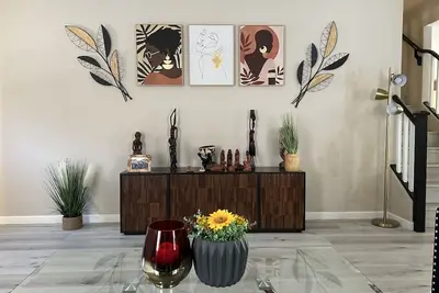 Image de Unique and Stylish King Bed with 3 additional rooms.