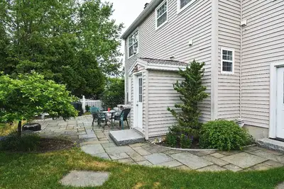 Great neighborhood 3 Bed w/ hot tub $3700/mo +