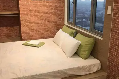 Image de Cozy sky view big windows located heart of qc grass residences staycation