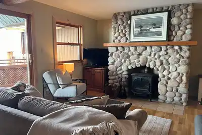 Image de Cozy Stoney Lake Cottage Suite, with fireplace, stunning lake view-Pet Friendly\n