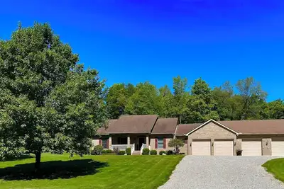 Image de Luxury Old Man's Cave Home🌲Walking Distance to Hocking Hills Park with Hot Tub