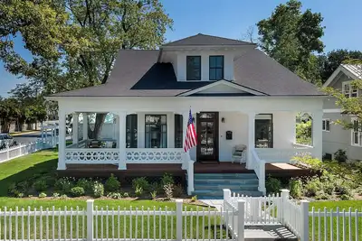 Image de Restored Historic Home Steps from Downtown Whitefish, Sleeps up to 9