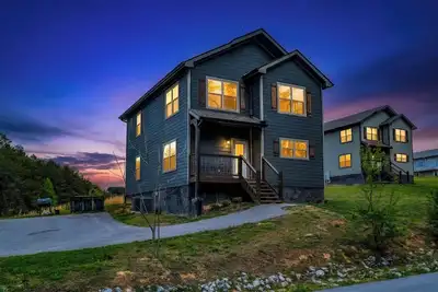 Image de Dog Friendly Cabin w/ Hot Tub, Arcade & Fireplace