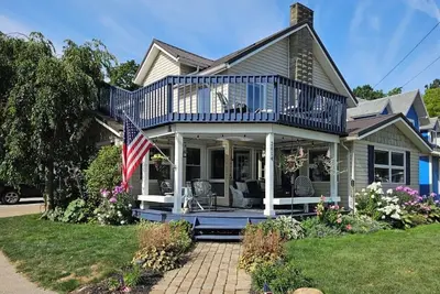 Image de Front Porch & Balcony overlooking Park/Lake Erie! Cedar Point, Fishing & Beach!