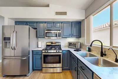 Image de Updated home with private pool, enclosed yard, covered patio, grill, & W\/D