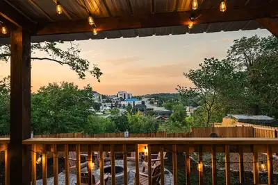 Image de Cozy Dwntwn Branson Boho Bungalow. Deck-Firepit Area. B-Landing & Hspital 3-min.