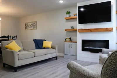 Image de Recently Renovated, great location, close to freeway, lakes, slopes, and more.