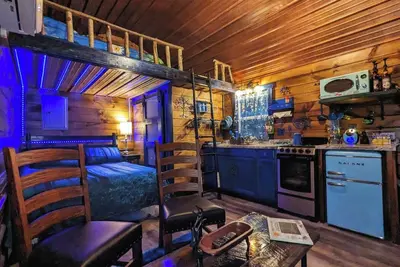 Image de Sapphire Springs Cabin, unique, blue + water themed, above Rockcastle River Ky!