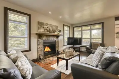 Image de ★Great location! Chalet on The Golf w Pool Table ★