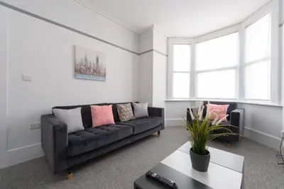 Image de Homely 6 Bedroom House in Gillingham, 10 separate beds 4 bathrooms, 15 sleeps