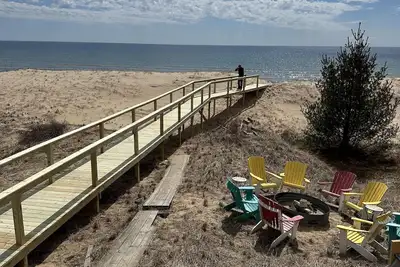 Image de Sandbox on Michibay: Fresh Air & Tranquility – Welcome Spring with a Lakeside Escape