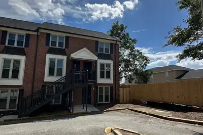 Image de A quick 1/2 block from campus perfect location Walk to Football Games\n