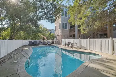 4482 - Villa Al Mare 5-bed home in Duck, Nc, featuring a private pool