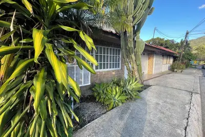 Image de Well-appointed private 3 bedroom house - fast wifi, attached garage, laundry & +