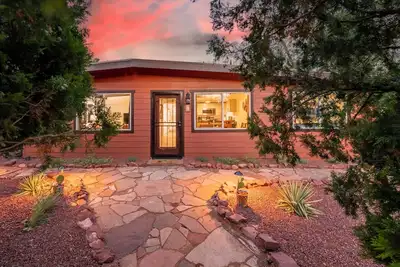 Image de Minutes to everything! Pet friendly, hot tub, fire table, Bbq & more amenities!