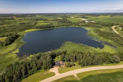Image de Spacious 9 Bedroom 6 bath on Private Lake• Kayaks, Trails & Wildlife Nearby