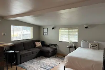 Image de Quaint Downtown Studio 4 blocks off Main