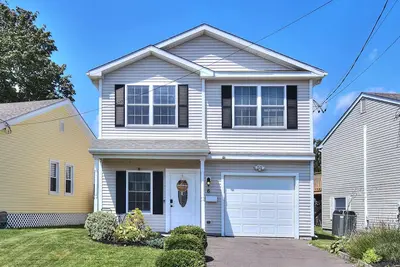 Image de Steps from the water! \n