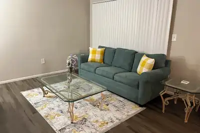 Cozy Retreat, 1. 8 miles to stadium