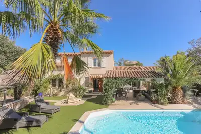 Image de Au soleil d'azur avec piscine privée, Wi-Fi et climatisation