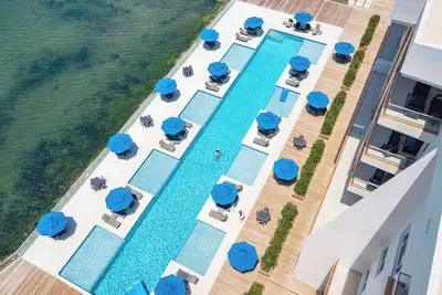 Image de New Poolside Loft in Caribeville