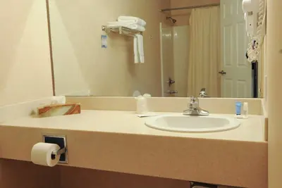 Image de Hotel room with Two Queen Beds and attached, private bathroom.