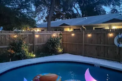 Image de Central Apt: Heated Pool, W/D on Site