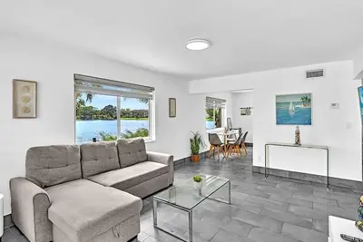 Image de Charming 2br Lakefront Cottage in Davie near Beach