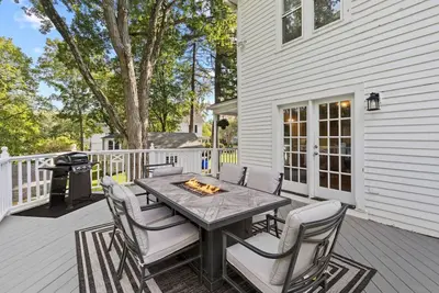 Image de Prime West Hartford Center Location: Historic Gem