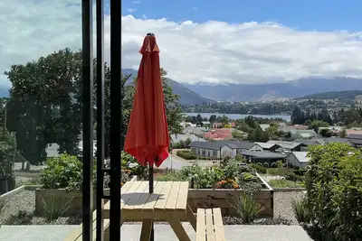 Image de Lake views - new apartment with room to relax