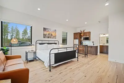 Image de Cozy Forest Escape with Terrace & Fireplace