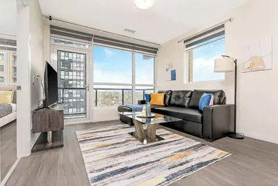 Image de Modern High Rise Condo w Private Patio—Downtown