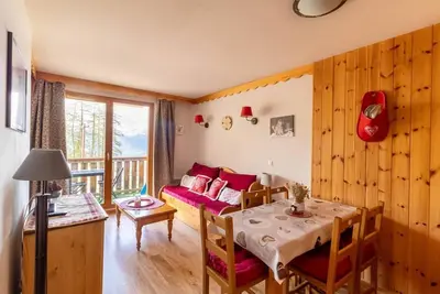 Image de 50m du centre station, étage -4, vue pistes de ski, piscine, sauna, balcon, télévision, casier à ski