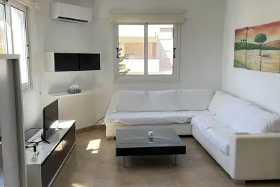 Cozy Campus Workspace: 1-Bed Flat Near University