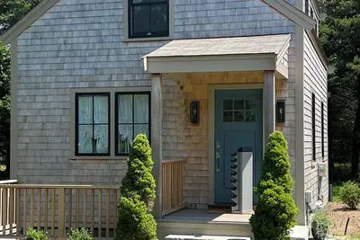 Image de Cute new stylish one bedroom guest cottage is located 2 miles from town.
