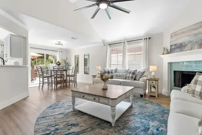 Image de Pet-Friendly \"Azure Oasis\" 5 mins to the Beach