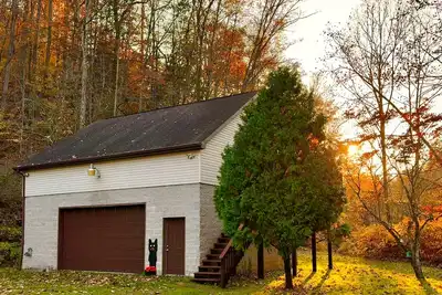 Image de Cozy loft in private country setting 5 mins from downtown, Pet Friendly