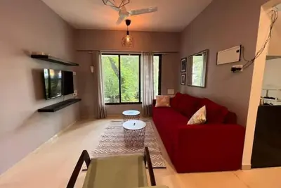 Airy 1 bed 2 bath in Bandra Area Wifi Netflix