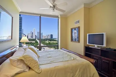 Image de Chicago Post Card View Beach Access Centrally located