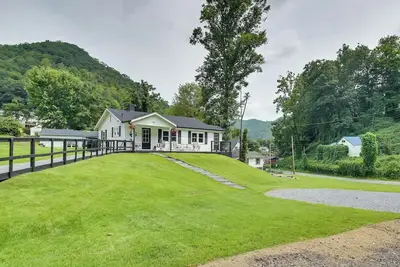 Image de Mullens Home - Close to Hatfield-McCoy Trailhead!