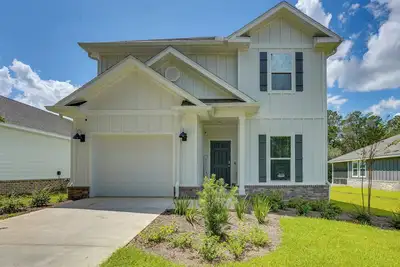 Image de Spacious Freeport Home w/ Deck & 2 Living Areas!